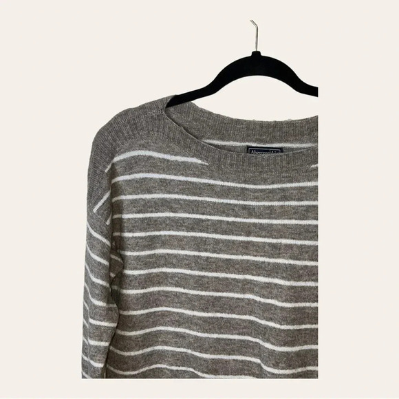 0120W. ABERCROMBIE AND FITCH LONG SLEEVE‎ SWEATER WITH POCKETS SIZE SMALL - Picture 2 of 13